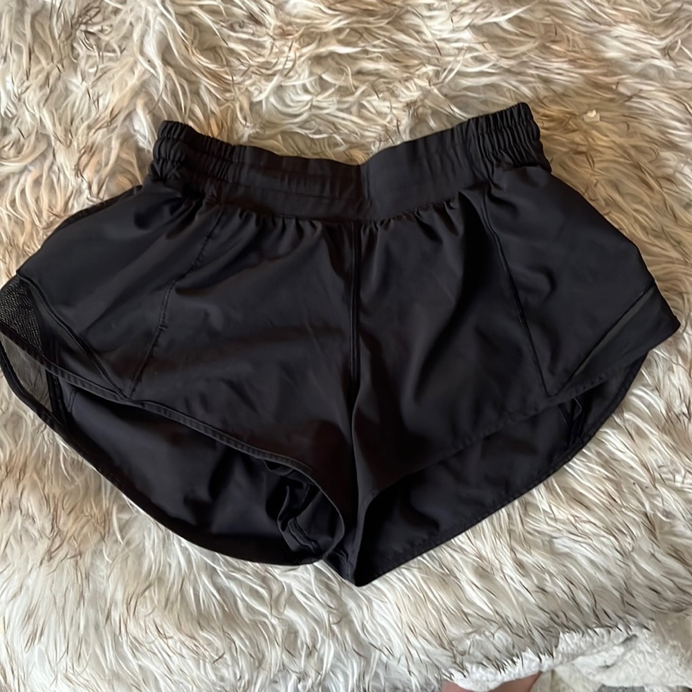 Lulu hotty hot shirt size 6 low rise 2.5” inseam black